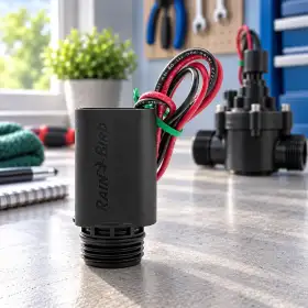 K80920 bistabiles Magnetventil von Rain Bird mit Anschlusskabeln auf Werkbank
