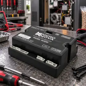 Placa base N100 para estufa de pellets con pantalla LCD y conectores en banco de trabajo