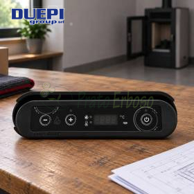 Pantalla Duepi negra de tres botones para estufa, sobre mesa de madera