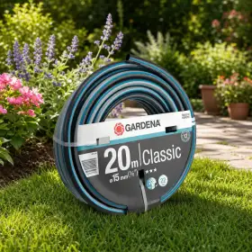 Furtun de grădină Gardena Classic 20 m, diametru 15 mm, pe gazon lângă flori