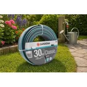 Tubo da giardino Gardena Classic 13 mm, rotolo da 30 m su prato con fiori e annaffiatoio