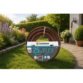 Furtun de grădină Gardena FLEX 25 m, diametru 15 mm, rulat pe gazon lângă flori