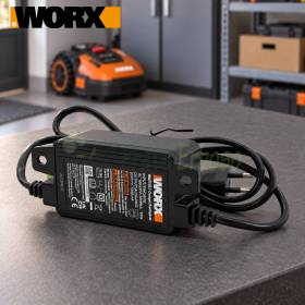 Alimentatore WORX WA3755.1 20V con cavo e spina su banco da lavoro