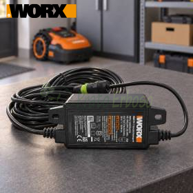Alimentation Worx WA3755.1 20 V avec câble de 10 m sur établi de garage