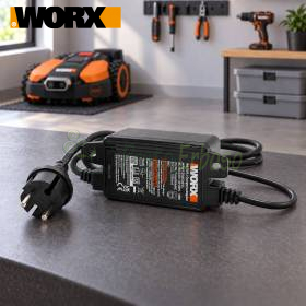 WORX WA3750.1 20V Netzteil mit Stecker und Ladekabel auf Werkbank