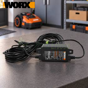 Alimentatore WORX WA3755.1 20V con cavo da 10 m su banco da lavoro in garage