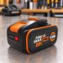 Worx WA3645 20V 5Ah Lithium-Akku auf Werkbank mit Ladegerät im Hintergrund