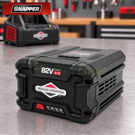 Briggs & Stratton 82V 2Ah Lithium-Batterie auf Werkbank mit Ladegerät im Hintergrund