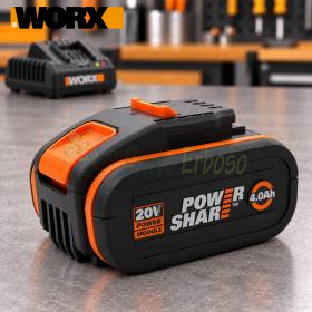 Batteria al litio Worx PowerShare 20 V 4 Ah WA3644 su banco da lavoro con caricatore sullo sfondo