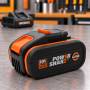 Batería de litio WORX WA3644 de 20 V y 4 Ah sobre banco de trabajo con cargador al fondo