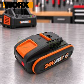 Batteria al litio Worx WA3639 20 V 2 Ah su banco da officina con caricatore sullo sfondo