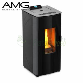 Estufa de pellets Idro DD blanca de 23,1 kW en salón moderno con llama visible