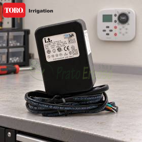 Alimentation 24 V noire avec câble, posée sur établi d’atelier