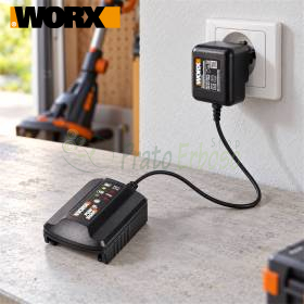 Încărcător de baterie WORX WA3760 20V conectat la priză pe banc de lucru
