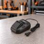P4A AL 1830 CV 18V Schnellladegerät mit Netzkabel auf Werkbank im Arbeitsraum